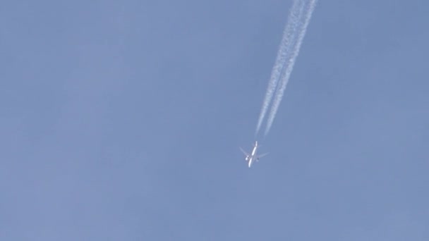 Airplane Flying High Leaving Vapor Trails Clear Blue Sky — Stock Video