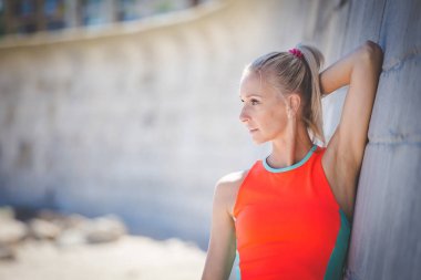 İş günü beach adlı gündüz, tuğla duvar sonra arka plan dinlenme spor giyim güzel fitness modeli