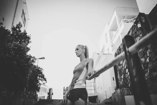 Blondes Fitness Model Ruht Sich Beim Training Tagsüber Auf Treppen — Stockfoto