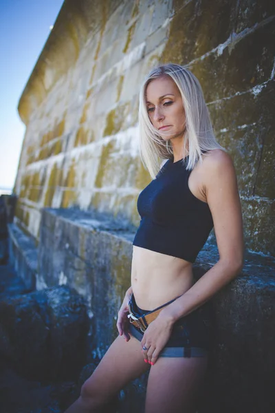 Portrét Blond Sportovní Ženského Modelu Džínové Šortky Cihlové Stěně Pozadí — Stock fotografie