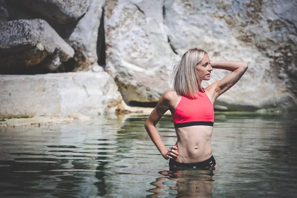 Krása Blondýna Fitness Model Sobě Plavky Stojící Vodě Skalnaté Pláži — Stock fotografie