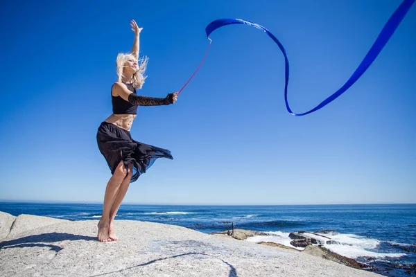 Okyanusa Bakan Aydınlık Güneşli Yaz Gününde Granit Kayaya Dans Şerit — Stok fotoğraf