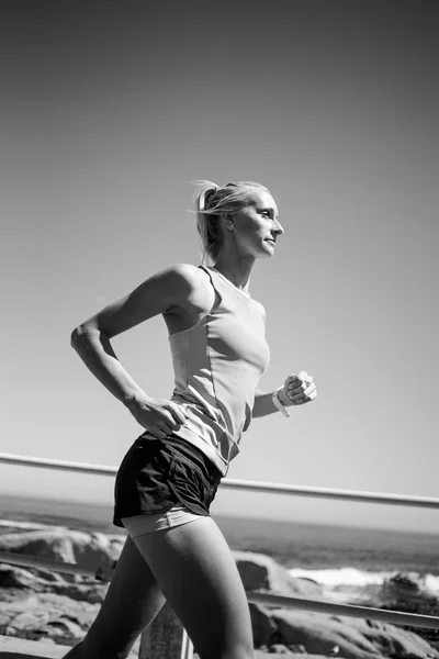 Hermosa Atleta Corriendo Afuera Cerca Del Océano Durante Día — Foto de Stock