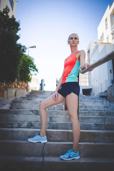 Blont Fitness Modell Vilar Trappan Träning Dagtid — Stockfoto