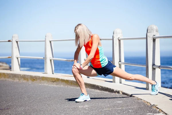 Joven Atleta Fitness Femenina Estirándose Antes Correr Aire Libre Durante — Foto de Stock