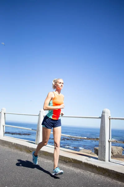 Hermosa Atleta Corriendo Afuera Cerca Del Océano Durante Día — Foto de Stock