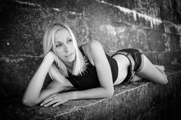 Portrait Blond Sporty Female Model Denim Shorts Brick Wall Background — Stock Photo, Image
