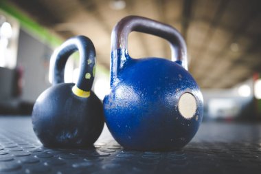Spor salonundaki su ısıtıcısının görüntüsünü kapat.