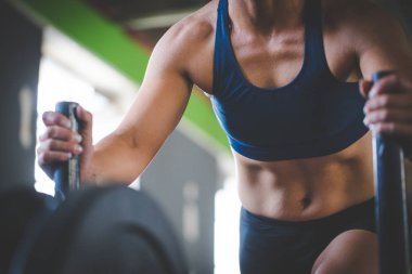 Hatun spor salonunda kızağı iten fitness modeli..