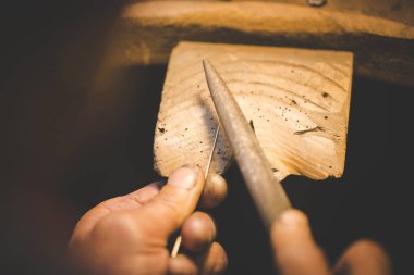 Kuyumcuda geleneksel el aletleriyle mücevher yapan bir kuyumcunun resmini kapat.. 