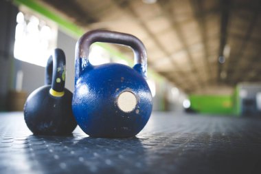Spor salonundaki su ısıtıcısının görüntüsünü kapat.