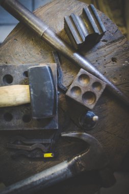 Kuyumcuda geleneksel el aletleriyle mücevher yapan bir kuyumcunun resmini kapat.. 