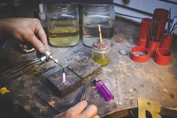 Nahaufnahme Eines Juweliers Der Mit Traditionellen Handwerkzeugen Einem Schmuckgeschäft Schmuck — Stockfoto