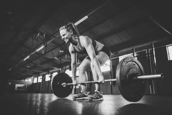 Modelo Fitness Feminino Fazendo Exercícios Levantamento Força Cross Fit Ginásio — Fotografia de Stock