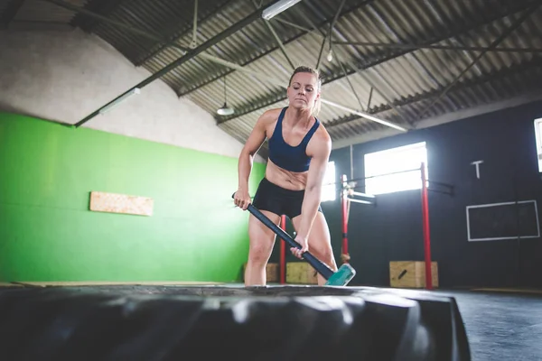 Female Fitness Model Doing Cross Fit Exercise Gym Sledge Hammer — 스톡 사진