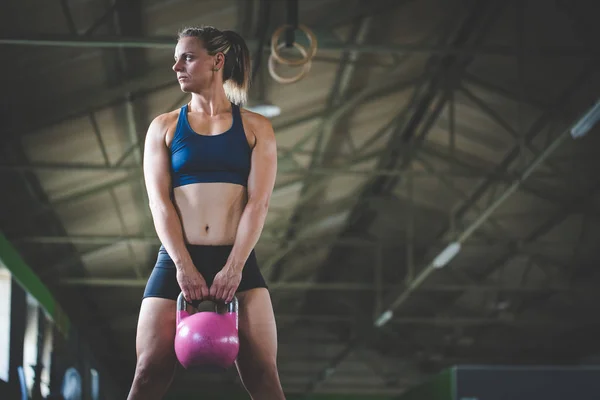 Žena Fitness Model Dělá Konvici Zvonek Cvičení Cross Fit Tělocvična — Stock fotografie