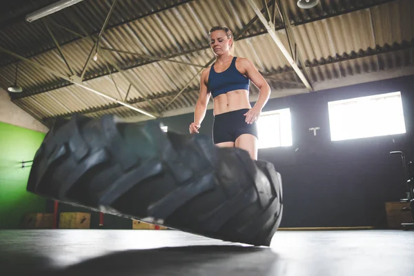 Žena Fitness Model Dělá Cross Fit Cvičení Masivní Pneumatiky Tělocvičně — Stock fotografie