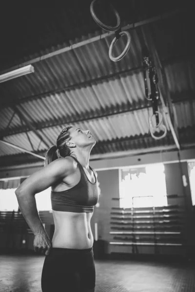 Modelo Fitness Femenino Haciendo Entrenamiento Cross Fit Sobre Anillos Cabeza — Foto de Stock