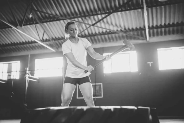 Female Fitness Model Doing Cross Fit Exercise Gym Sledge Hammer — 스톡 사진