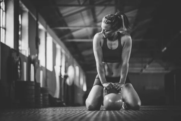 Modelo Fitness Femenino Haciendo Ejercicios Campana Tetera Gimnasio Cross Fit —  Fotos de Stock