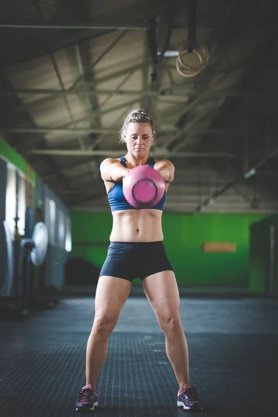 Modelo Fitness Feminino Fazendo Exercícios Sino Chaleira Ginásio Cross Fit — Fotografia de Stock