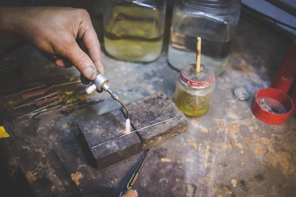 Κοντινή Εικόνα Κοσμηματοπώλη Που Φτιάχνει Κοσμήματα Παραδοσιακά Εργαλεία Χειρός Κοσμηματοπωλείο — Φωτογραφία Αρχείου