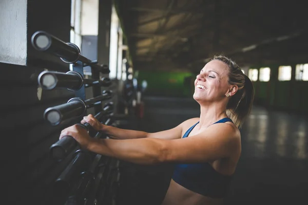 Modelo Fitness Femenino Parado Estante Pesas Gimnasio — Foto de Stock