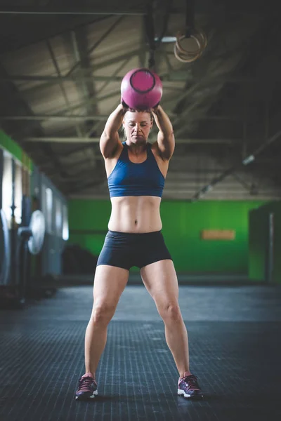 Modelo Fitness Feminino Fazendo Exercícios Sino Chaleira Ginásio Cross Fit — Fotografia de Stock