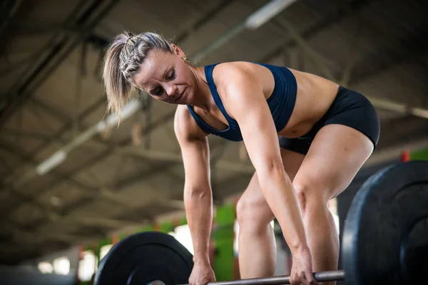 Modelo Fitness Femenino Haciendo Ejercicios Levantamiento Pesas Cross Fit Gimnasio — Foto de Stock