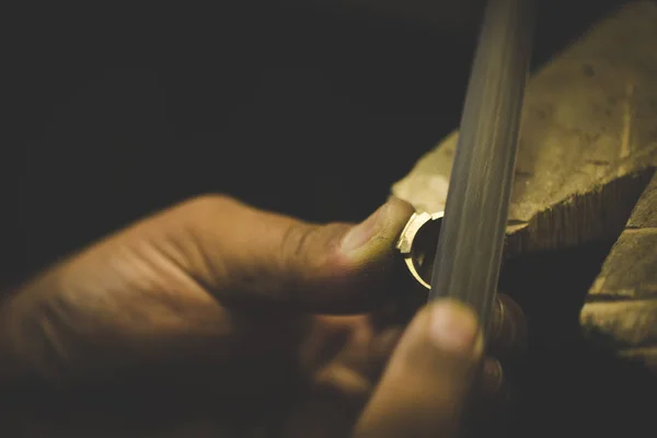 Крупним Планом Образ Ювеліра Робить Ювелірні Вироби Традиційними Ручними Інструментами — стокове фото