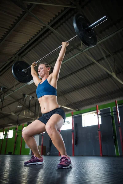 Female Fitness Model Doing Cross Fit Power Lifting Exercises Gym — 스톡 사진