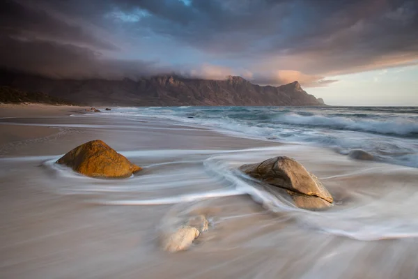 Imagen Paisaje Gran Angular Impresionante Playa Kogelbay Cabo Occidental Sudáfrica —  Fotos de Stock