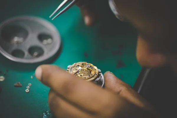 Nahaufnahme Eines Uhrmachers Der Eine Kaputte Uhr Mit Präzisionswerkzeugen Repariert — Stockfoto
