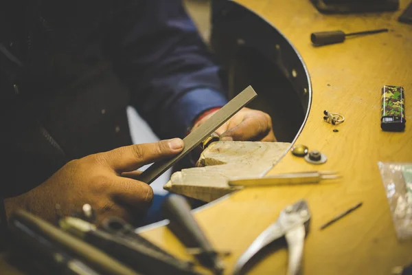 Nahaufnahme Eines Juweliers Der Mit Traditionellen Handwerkzeugen Einem Schmuckgeschäft Schmuck — Stockfoto