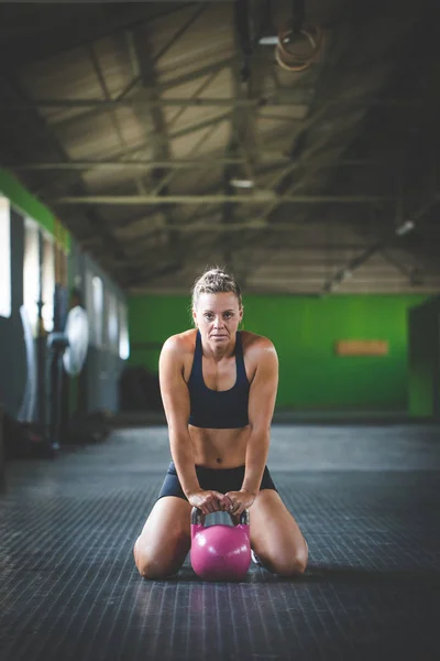 Vrouwelijke Fitness Model Doet Ketel Bel Oefeningen Een Cross Fit — Stockfoto