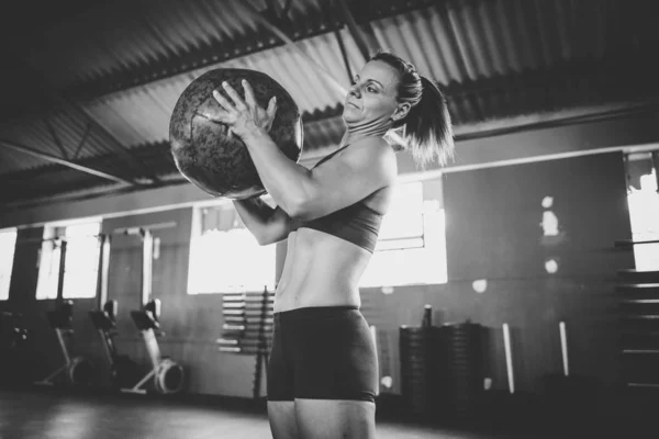 Vrouwelijke Fitness Model Doet Geneeskunde Bal Oefening Een Cross Fit — Stockfoto