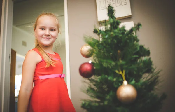 Gros Plan Image Jeune Fille Décorer Arbre Noël Pour Les — Photo