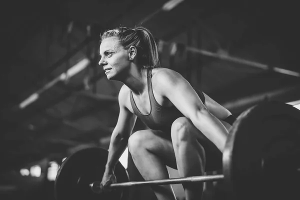 Modelo Fitness Femenino Haciendo Ejercicios Levantamiento Pesas Cross Fit Gimnasio — Foto de Stock