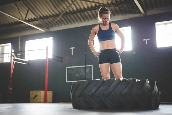 Žena Fitness Model Dělá Cross Fit Cvičení Masivní Pneumatiky Tělocvičně — Stock fotografie