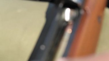 Bir ağır kalibre av tüfeği yüklenen bir kurşun yakın çekim video