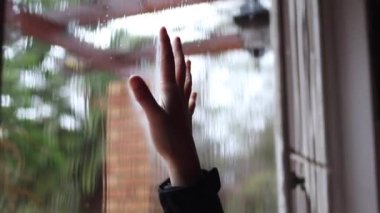 Yağmur damlaları pencere camına eliyle çocuk portre video