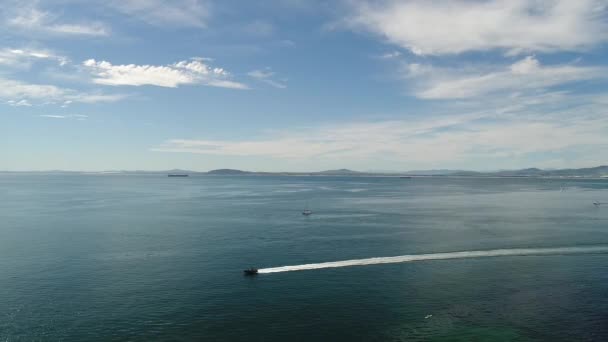 Vista Aérea Unidad Barco Blanco Agua Azul Del Mar Tiempo — Vídeos de Stock