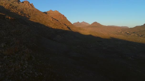 Vista Aérea Montañas Rocosas Con Cielo Azul — Vídeos de Stock