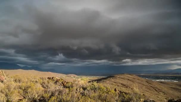 Vista Aérea Montañas Rocosas Con Nubes Grises Lluviosas Cielo — Vídeos de Stock