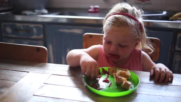 Izgara Peynirli Sandviç Ile Ketçap Yeme Bir Yürümeye Başlayan Çocuk — Stok video