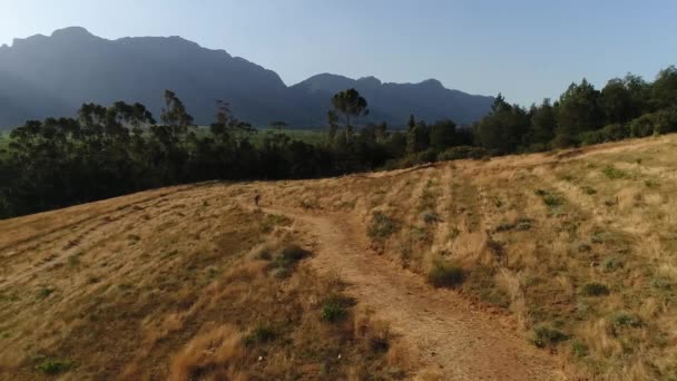 Vista Aérea Passeio Ciclista Estrada Seca Prado Hora Pôr Sol — Vídeo de Stock