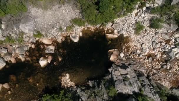 Flygfoto Över Klippiga Bergen Med Floden Solnedgång — Stockvideo