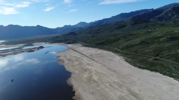 Vista Aérea Del Lago Azul Las Montañas Rocosas Sobre Fondo — Vídeo de stock