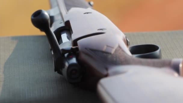 Close Vídeo Rifle Caça Calibre Pesado — Vídeo de Stock