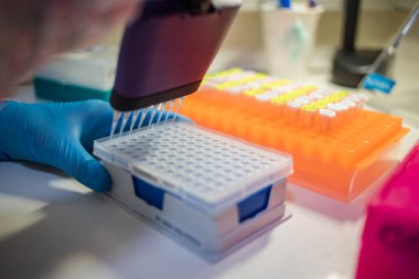 Aşıları ve ilaçları virüs ve DNA için test etmek için kullanılan laboratuvar araçlarının resmini kapat